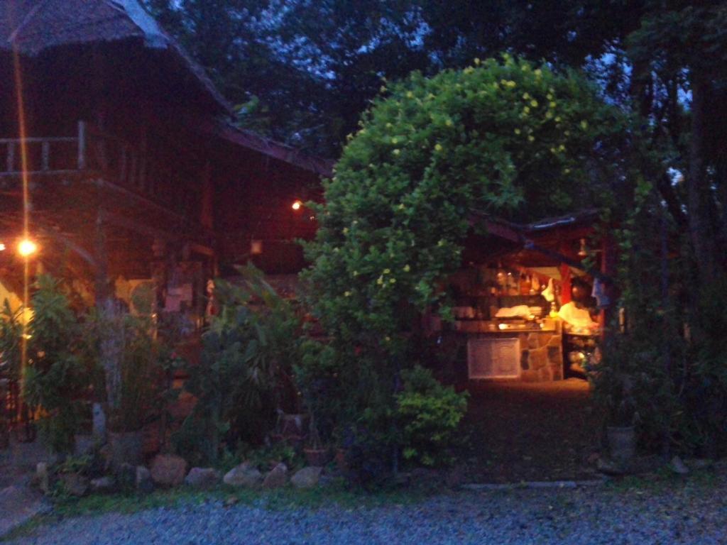ホテル バン サバイ サバイ ゲスト ハウス カンチャナブリ エクステリア 写真